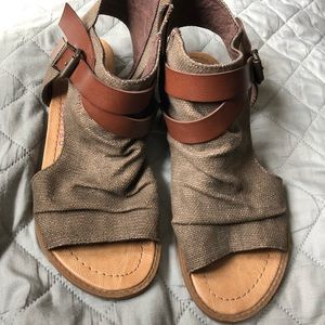 Blowfish women’s sandals 7.5. Brown. Zip close